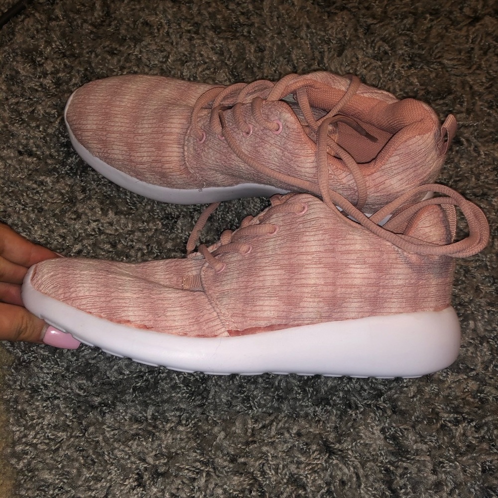 Everlast athletic shoes